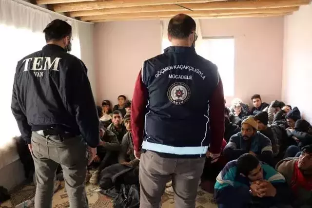 Özel harekatçıların baskın düzenlediği tek katlı evde 35 Afgan göçmen yakalandı