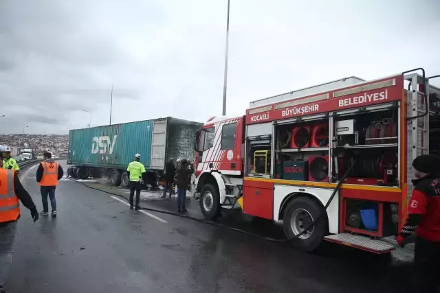Son dakika: Kaza yapan tırda yangın çıktı! Tem Otoyolu'nun İstanbul istikameti ulaşıma kapandı