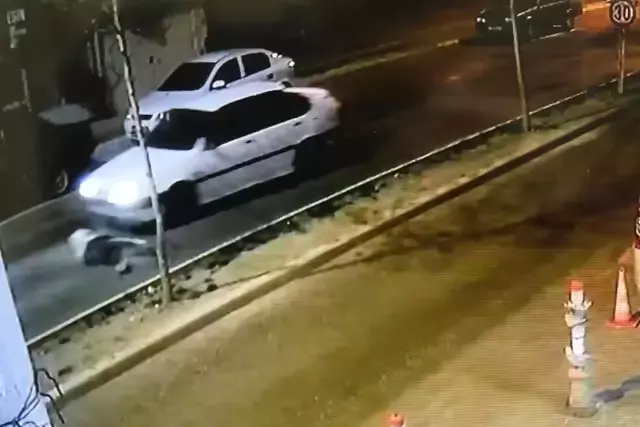 Sokak köpeğinden kaçan çocuğa otomobil çarptı! Aynı yerde iki ayrı olay anbean kamerada