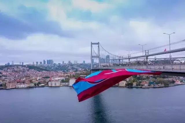 Bordo-mavili bayrak İstanbul Boğazı'nda
