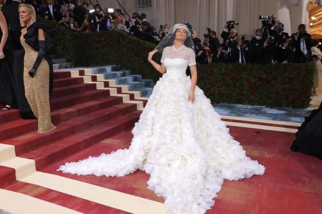Met Gala'da şıklık yarışı! Gelinlikle katılan da oldu avizeyi andıran elbiseyle de