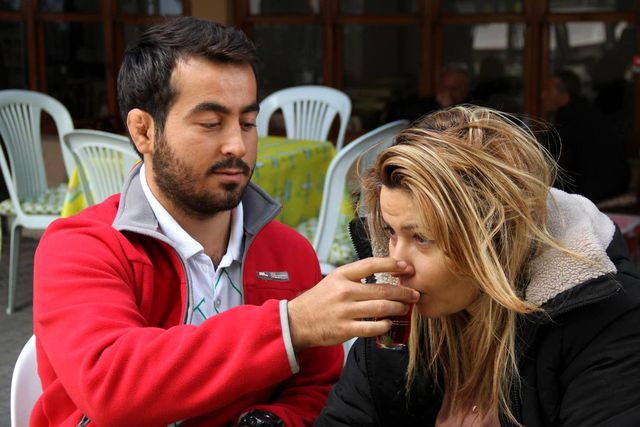 Engelli arabasıyla yağmura yakalanan eski milletvekili Bennur Karaburun'a şemsiye tutan Samet Ateş evlilik kararı aldı
