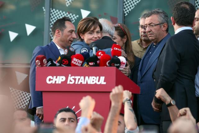 Destek açıklamasından sonra Canan Kaftancıoğlu, Kılıçdaroğlu'na sarılıp ağladı