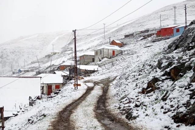 Mayıs ayında kar sürprizi! Hava sıcaklıklarının aniden düşmesiyle 12 il beyaza büründü