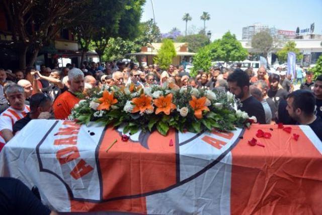 Adanaspor'un acı günü! Gözyaşları sel oldu, taraftarlar meşalelerle son yolculuğuna uğurladı