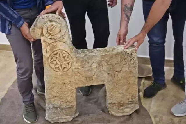 KIRMIZI BÜLTENLE ARANAN TARİHİ MEZAR TAŞI BULUNDU