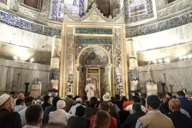 Ayasofya'da namaz kıldıran Erbaş, gençlerden istekte bulundu: Namaz kılmayanları namaza davet ederek fetih gerçekleştireceksiniz