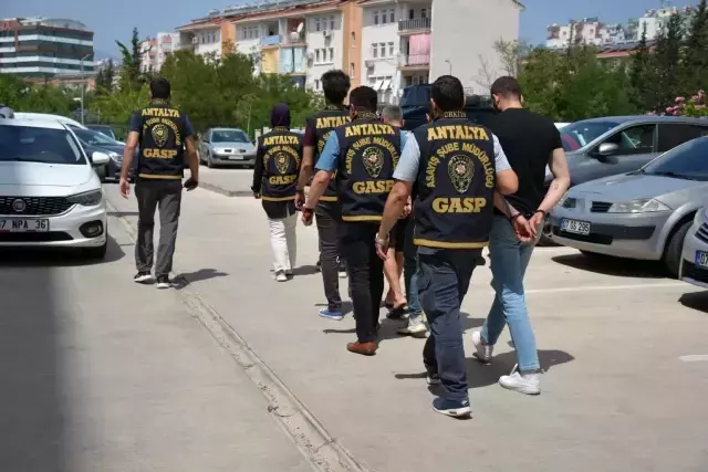 Escort olarak gittiği yerlerde çağırdığı 3 kişi ile birlikte gasp yapan 4 kişi tutuklandı