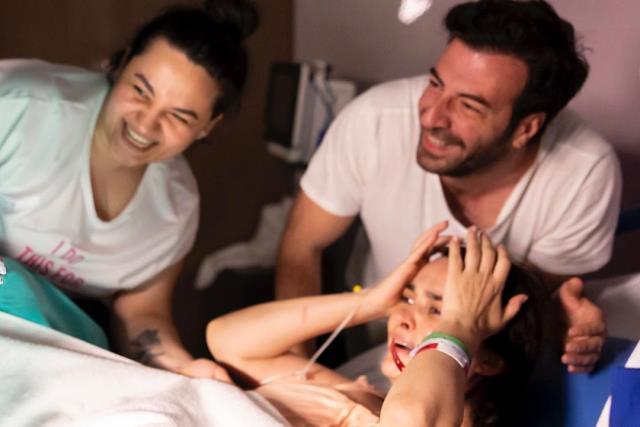 Ünlü doktor, Hande Soral'ın 16 saat süren doğum fotoğraflarını paylaştı