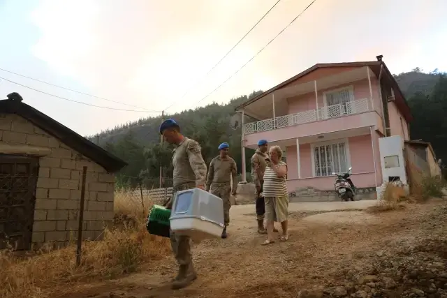 Marmaris'teki orman yangını nedeniyle bölgedeki evlerin tahliyesi sürüyor