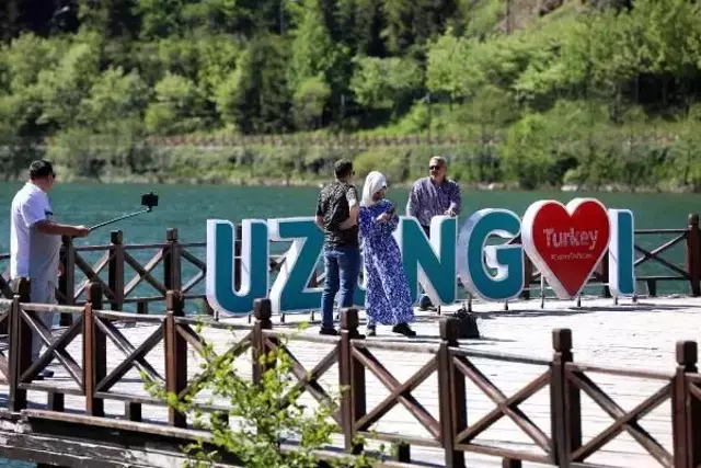 Uzungöl'e turist akını! Konaklayacak yer kalmadı, gelenler geri dönüyor