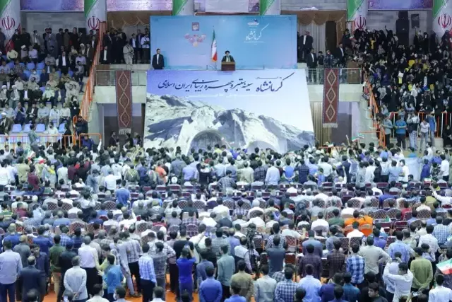 İran Cumhurbaşkanı Reisi'den binlerce kişinin önünde ABD'ye tehdit! Salon destek verdi