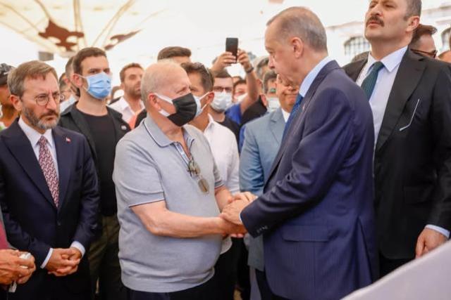 Cenaze törenine damga vuran kare! Cuhurbaşkanı Erdoğan ve İBB Başkanı İmamoğlu tokalaştı