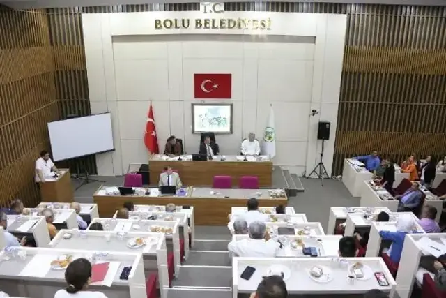 Bolu Belediye Başkanı Tanju Özcan 'Irkçı diyecekler ama yaptım' sözleriyle son icraatını duyurdu: Iraklının aldığı mezar yerlerini iptal ettirdim