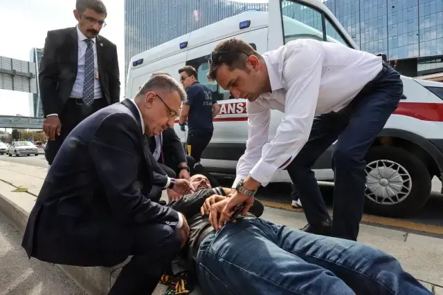 Cumhurbaşkanı Yardımcısı Oktay, kaza yapan motosikletliye yardım etti