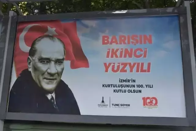 İzmir haberleri... İzmir'de 9 Eylül afişleri tartışma yarattı