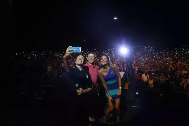 Tekirdağ'da konser veren çiçeği burnunda damat Oğuzhan Koç'a belediye başkanı çeyrek altın taktı