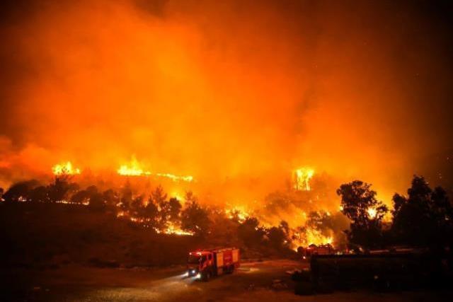 Mersin'deki yangın ikinci gününde devam ediyor! Karayolu ulaşıma kapatıldı, 303 hanedeki 790 kişi tahliye edildi