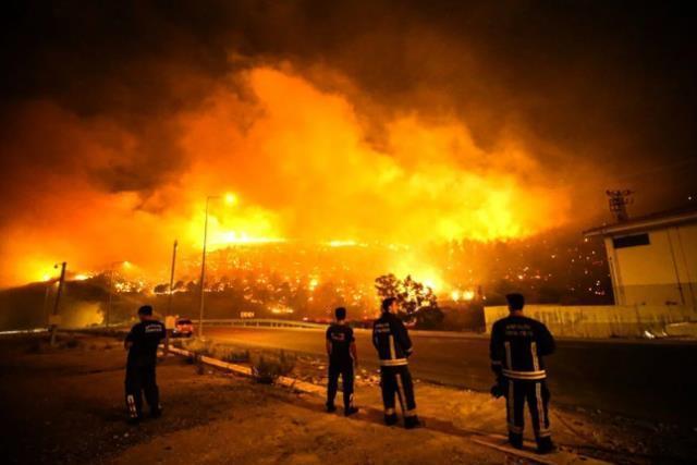 Mersin'deki yangın ikinci gününde devam ediyor! Karayolu ulaşıma kapatıldı, 303 hanedeki 790 kişi tahliye edildi