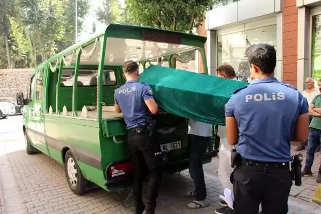 Şişli'de binanın merdiven korkuluklarına asılı kadın cesedi bulundu