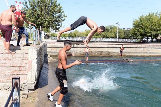 Tehlikeye aldırış etmediler! Serinlemek için sulama kanalına giren 28 kişi hayatını kaybetti