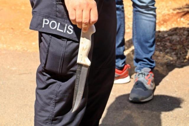 Eşi ve çocuklarını ekmek bıçağıyla rehin alan koca: Karakola götüre götüre evde bıçak kalmadı