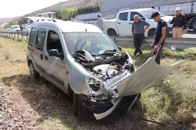 Yük treni hemzemin geçitte arızalanan aracı biçti! Sürücünün burnu bile kanamadı