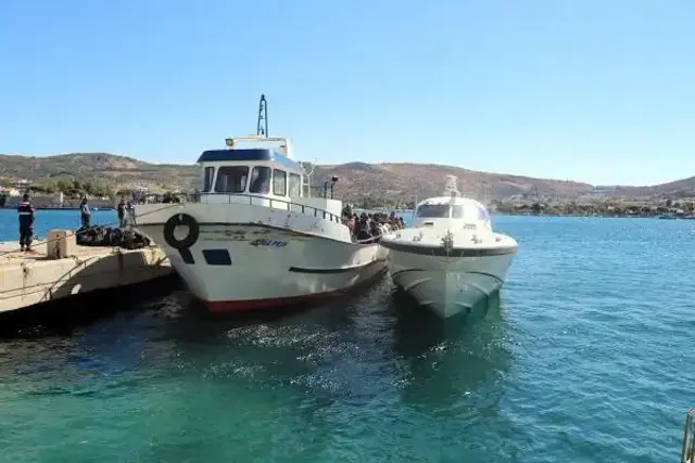 İzmir açıklarında balıkçı teknesinde gizlenmiş yüzlerce kaçak göçmen yakalandı