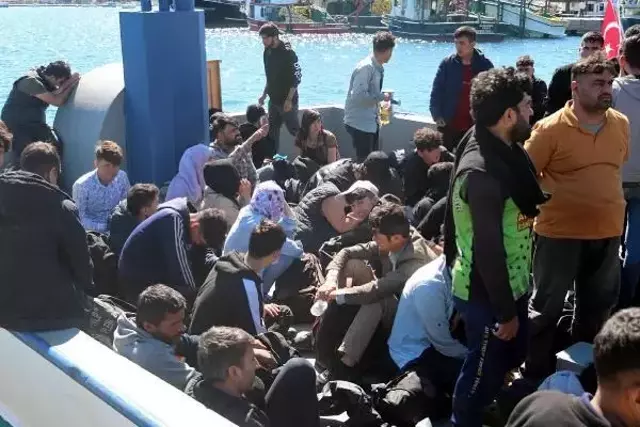 İzmir açıklarında balıkçı teknesinde gizlenmiş yüzlerce kaçak göçmen yakalandı