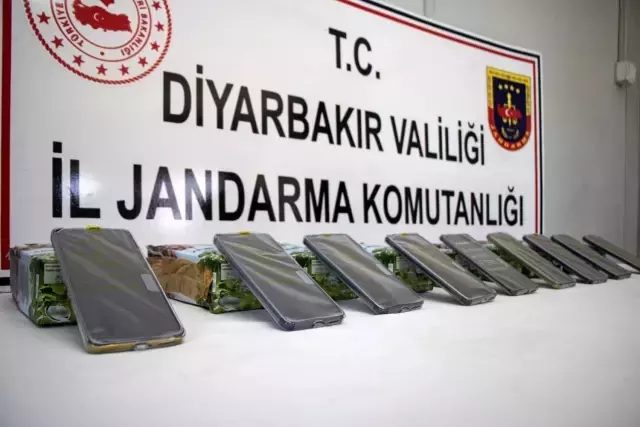 Meyve suyu kutusu içinde 975 bin lira değeri olan 65 cep telefonu ele geçirildi
