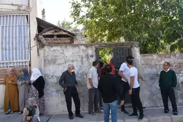 Oğlunu kahvaltı sofrasında göğsünden vurdu