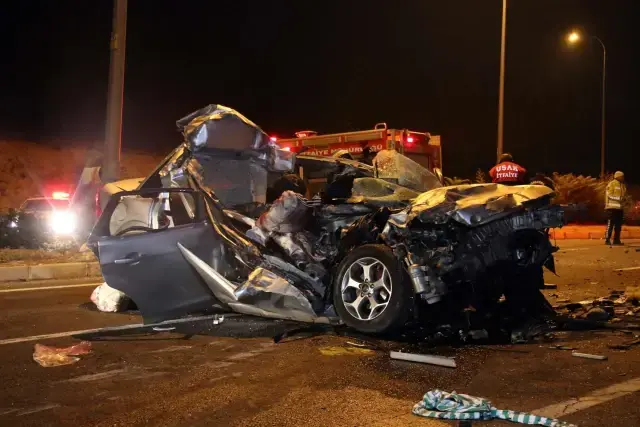 Otomobil ile kamyonun çarpıştığı kazada 2 kişi öldü, 2 kişi yaralandı