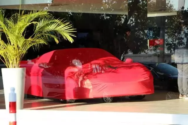 Galeriye silahlı saldırı! 25 milyonluk lüks otomobil kurşunlardan nasibini aldı