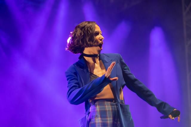 Sahnede yüzüne pet şişe fırlatılan Zeynep Bastık, konserini yarıda kesti