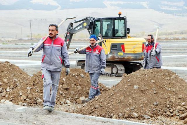 Erzurum'da iş makineleri yüzlerce 'kışlık mezar' kazdı