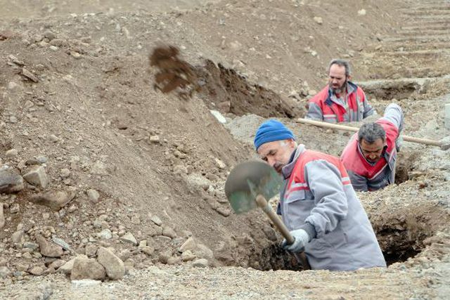Erzurum'da iş makineleri yüzlerce 'kışlık mezar' kazdı