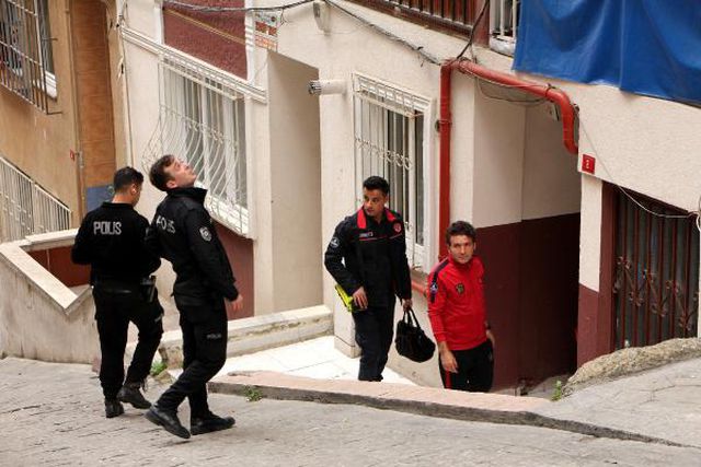 Bir garip olay! Üzerime kapıyı kitledi deyip camdan yardım istedi, evin sahipleri umrede çıktı
