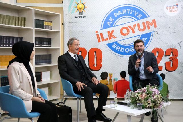 ÇANAKKALE - Gençler istedi, Bakan Akar Cumhurbaşkanı Erdoğan'ı telefonla aradı