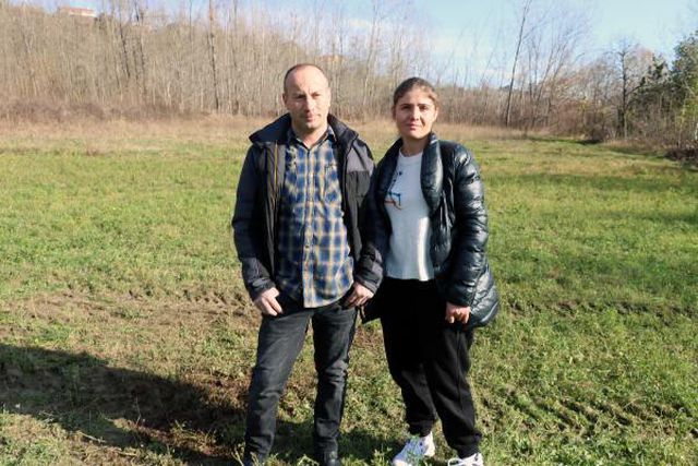 Merada otlayan mandayı tüfekle alnından vurdular