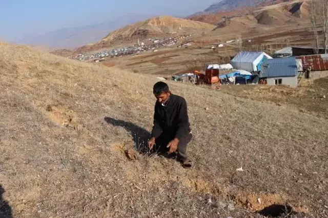 Heyelan sonrası oluşan yarıklar, depremden sonra derinleşti! Can korkusu yaşayan mahalleli sesini duyurmaya çalışıyor