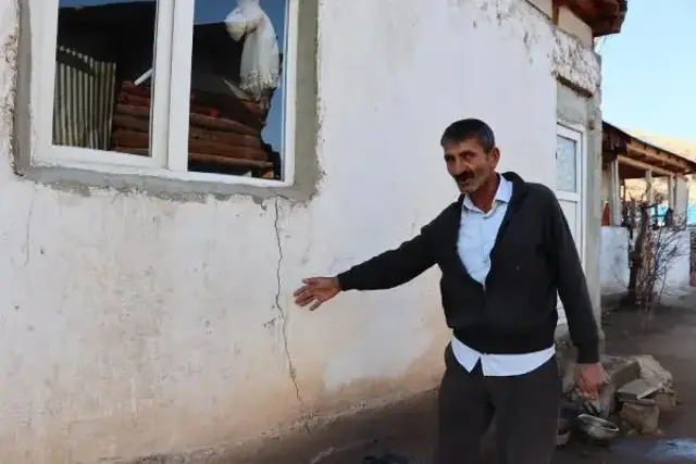 Heyelan sonrası oluşan yarıklar, depremden sonra derinleşti! Can korkusu yaşayan mahalleli sesini duyurmaya çalışıyor