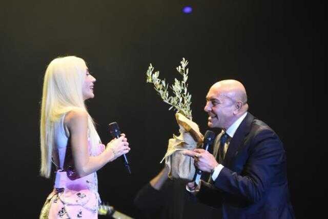 Binlerce İzmirliyi şarkılarıyla coşturan Gülşen'in yeni yıl mesajı dikkat çekti