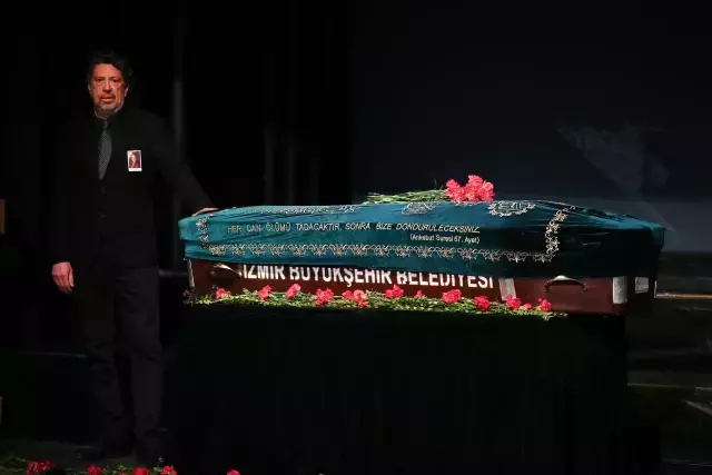 İzmir'de kalp krizi sonucu hayatını kaybeden oyuncu Levent Güner için tören düzenlendi