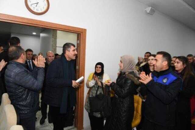 Muş Belediye Başkanı Feyat Asya, personellerinin yüzünü yine güldürdü! Sürekli işçilerin maaşlarına yüzde 107 zam