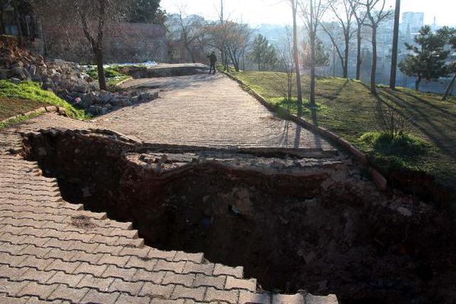 Gaziantep'te depremin etkisi ile 3 dev çukur oluştu