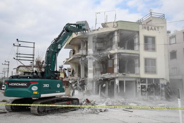 Osmaniye Barosu dava açtı, mahkeme delillerin toplanması için ağır hasarlı binaların yıkımını durdurdu