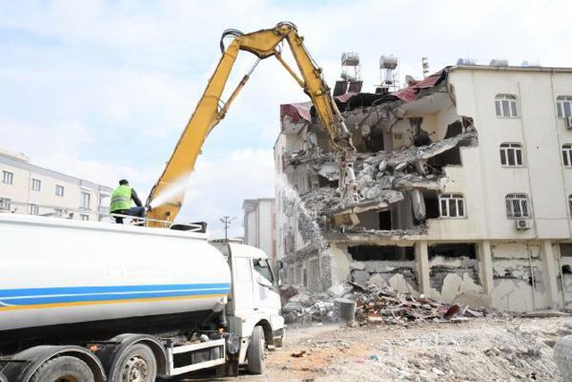 Osmaniye Barosu dava açtı, mahkeme delillerin toplanması için ağır hasarlı binaların yıkımını durdurdu