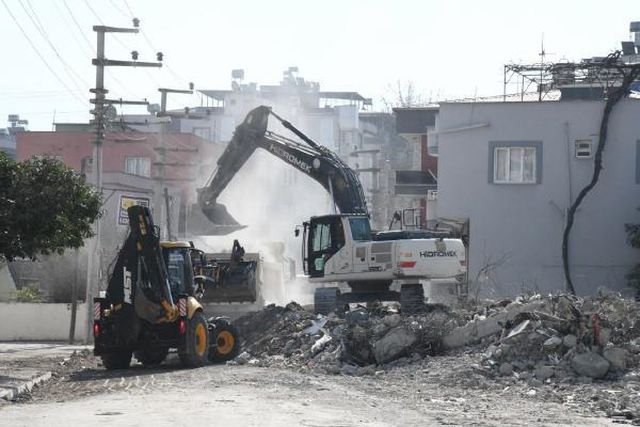 Osmaniye Barosu dava açtı, mahkeme delillerin toplanması için ağır hasarlı binaların yıkımını durdurdu