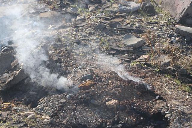 DİYARBAKIR'DA DEPREM SONRASI YERİN ALTINDAN ÇIKAN DUMAN 18 GÜNDÜR TÜTÜYOR