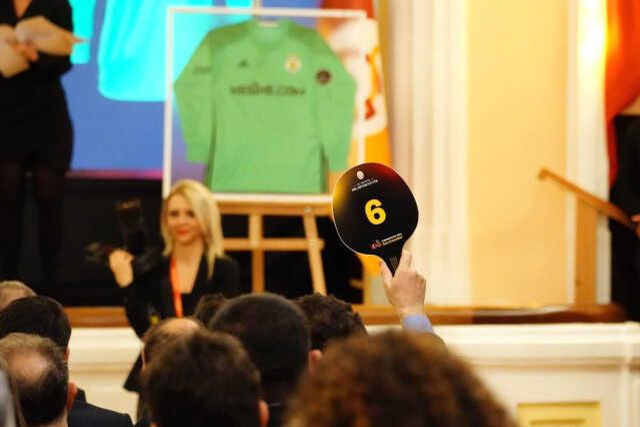 Galatasaray'da tarihi gece! Depremzedeler için yapılan müzayedede 17 milyon 780 bin lira toplandı
